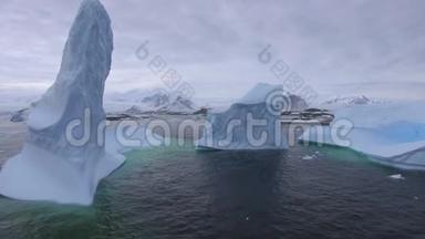 巨大的冰山漂浮在<strong>靠近</strong>海岸的水中。 安德列夫。
